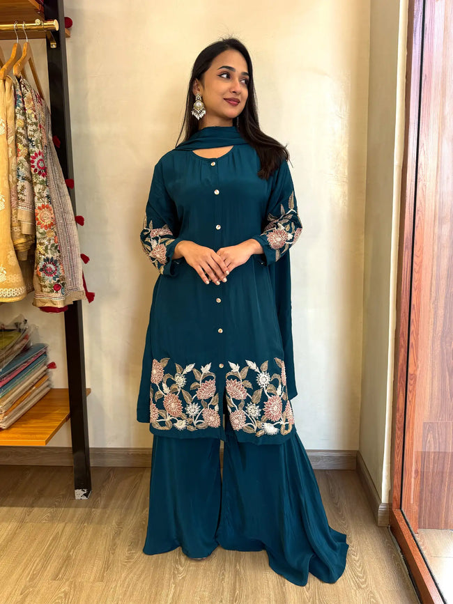 Riwayaat suit set Hover Image