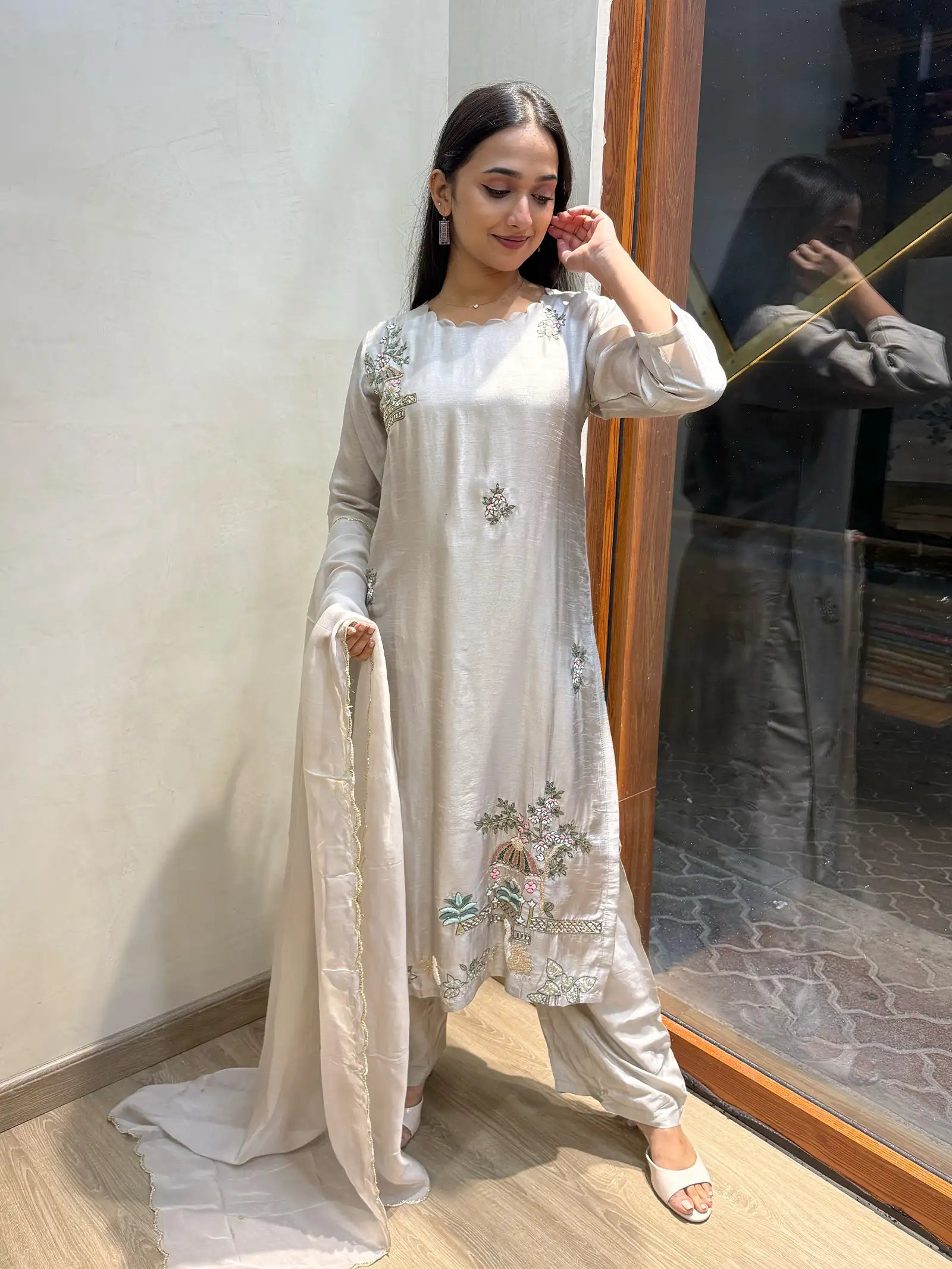 Dola silk handwork suit set