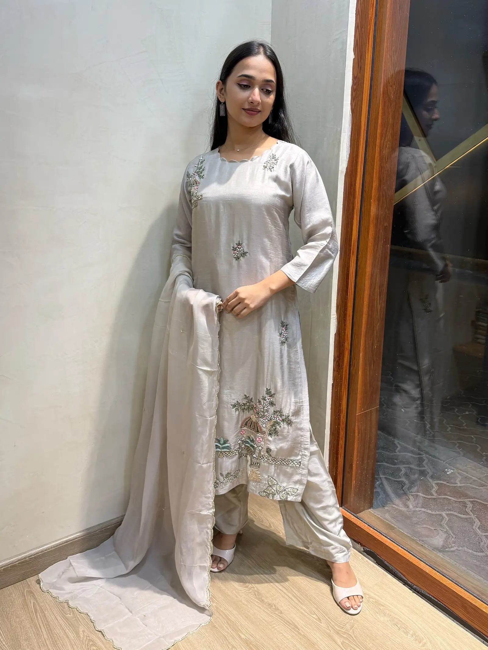 Dola silk handwork suit set