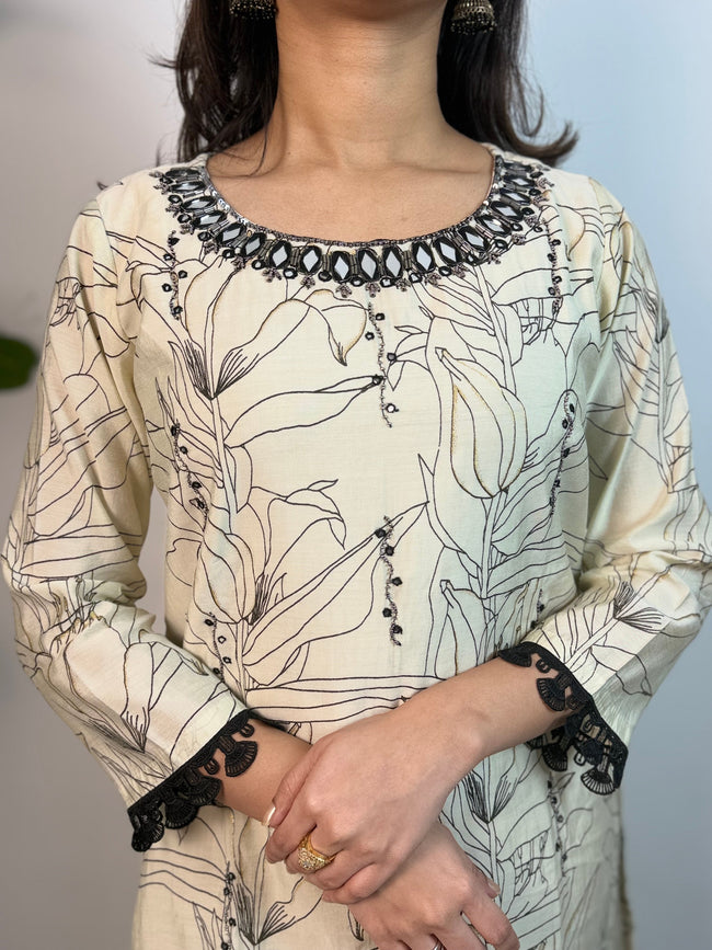 Sanam Muslin silk suit Main Image